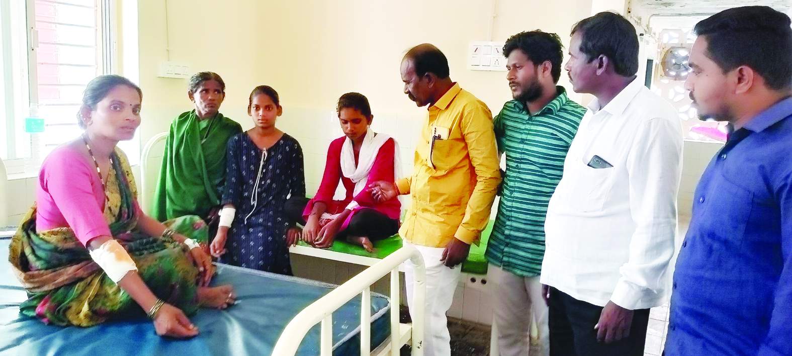 బాధితులను పరామర్శిస్తున్న నాయకులు