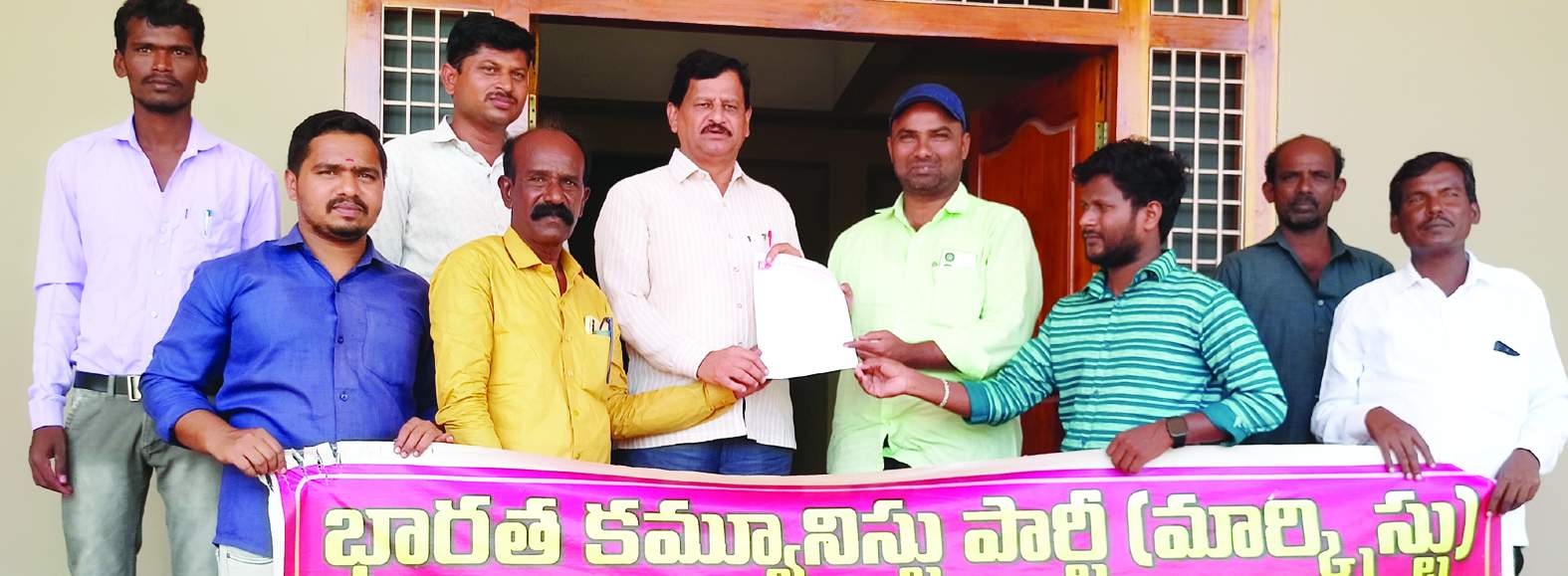 స్పందనలో తహశీల్దార్‌, ఎంపిడిఒకు వినతిపత్రం అందజేస్తున్న సిపిఎం నాయకులు