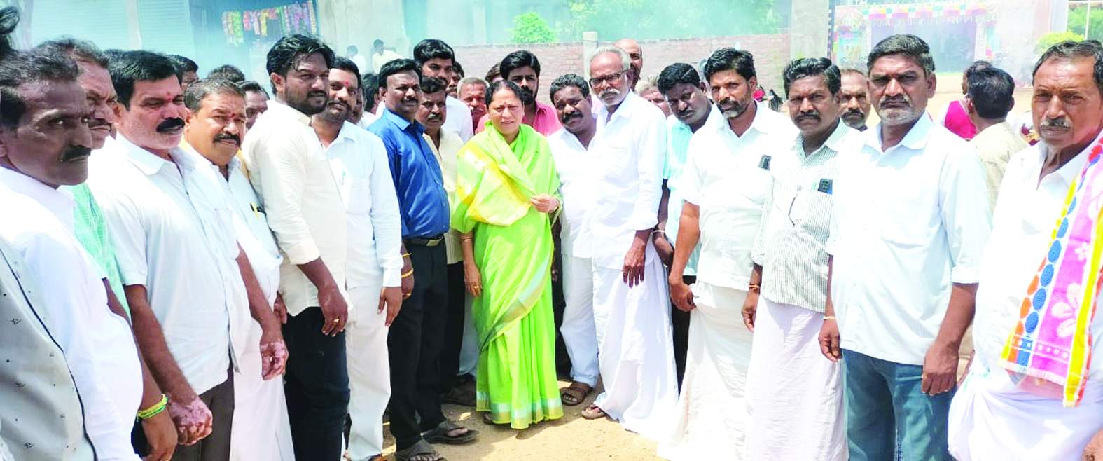 మాట్లాడుతున్న కోట్ల సుజాతమ్మ