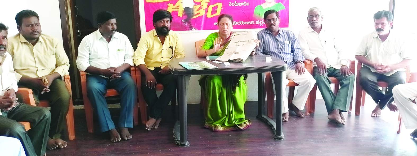 ప్రజాశక్తిలో వచ్చిన విద్యుత్‌ పేరిట నిలువు దోపిడి శీర్షికను చూపుతున్న కోట్ల సుజాతమ్మ