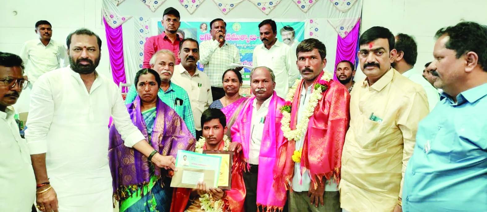 విద్యార్థి, తల్లిదండ్రులకు అవార్డులిచ్చి శాలువాతో సన్మానిస్తున్న ఎంఇఒ, గుమ్మనూరు నారాయణ స్వామి