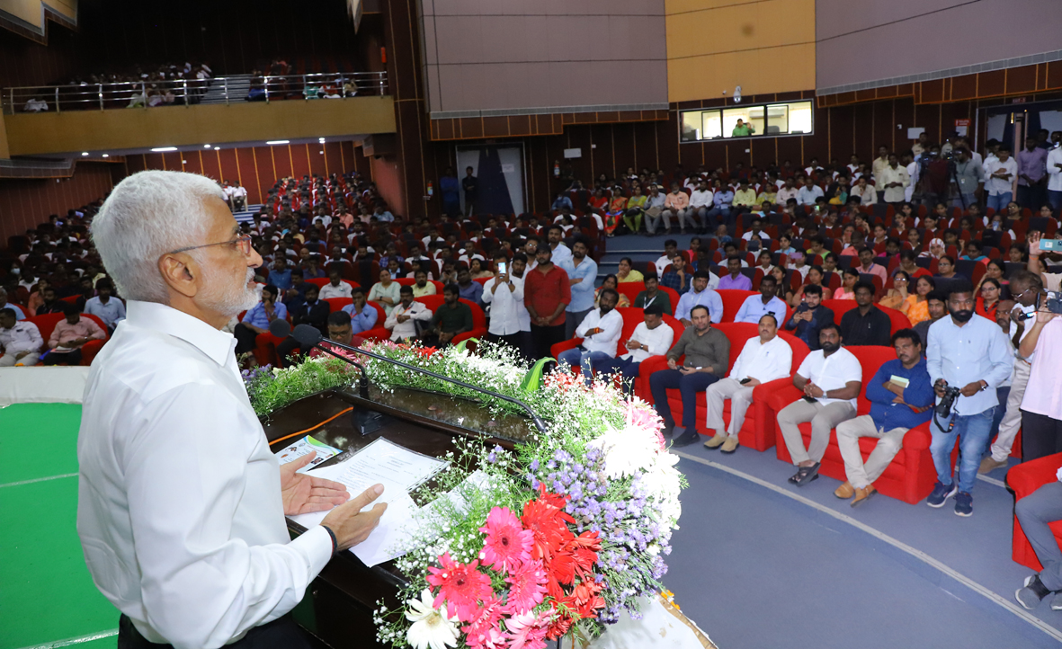 నిత్య విద్యార్థులకే వెలుగులు