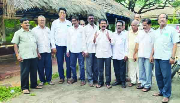 కార్మికులకు వేతనాలు చెల్లించాలి
