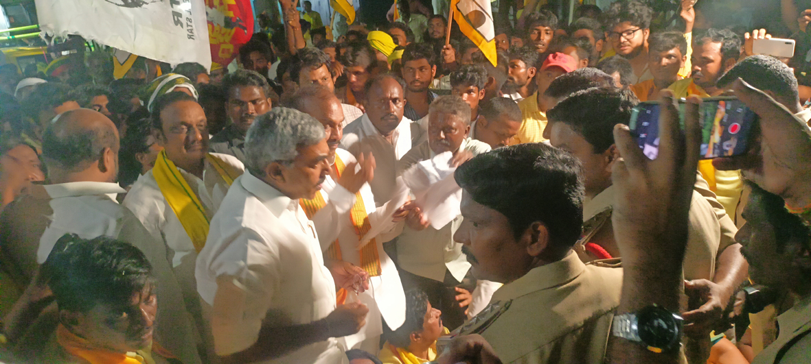 బస్సు యాత్రకు పోలీసుల బ్రేకుతో ఉద్రిక్తత