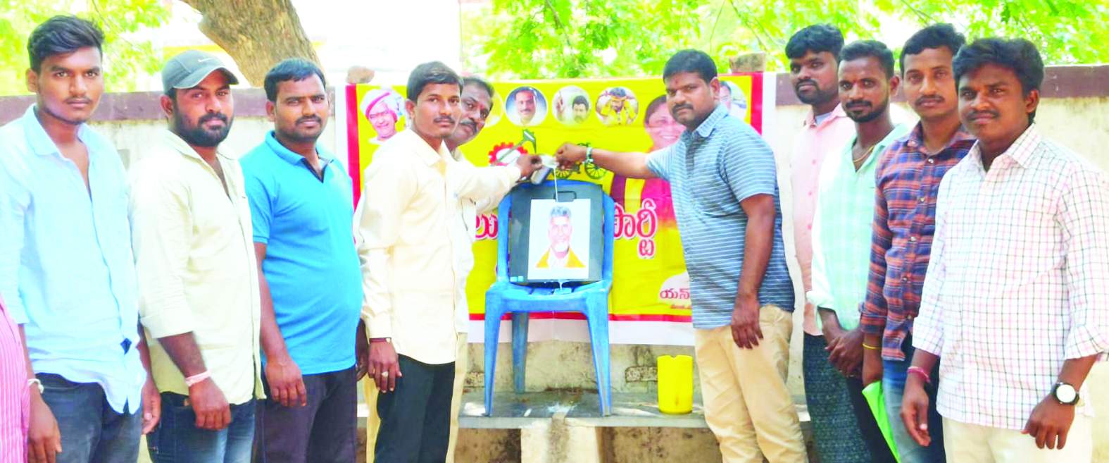 పాలాభిషేకం చేస్తున్న టిడిపి నాయకులు