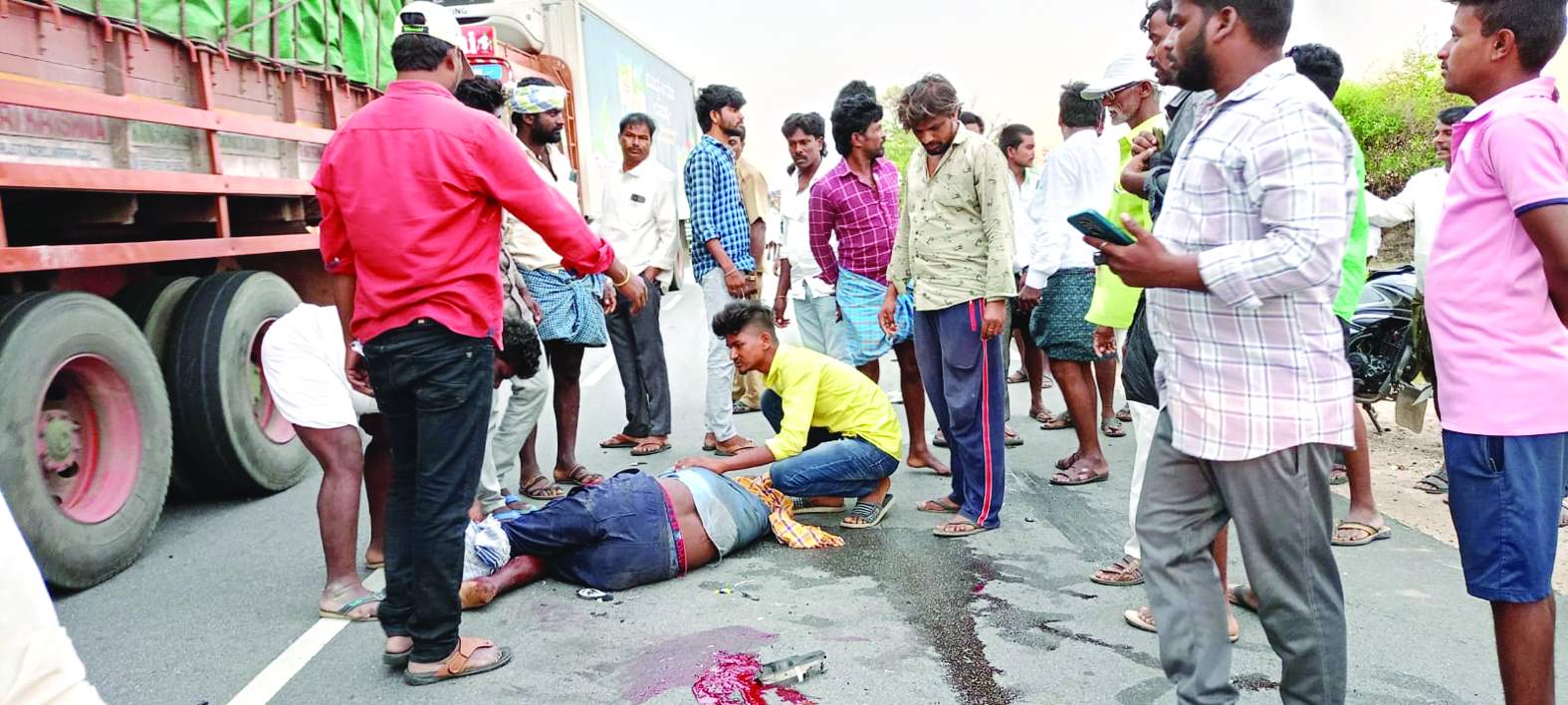 ఘటన స్థలంలో పడి ఉన్న క్షతగాత్రుడు