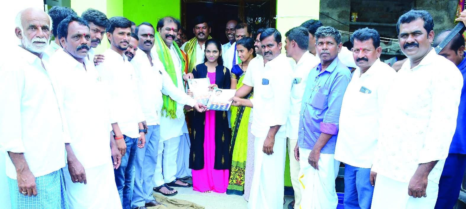 ప్రజలకు లబ్ధిపత్రాన్ని అందజేస్తున్న మంత్రి గుమ్మనూరు జయరామ్‌