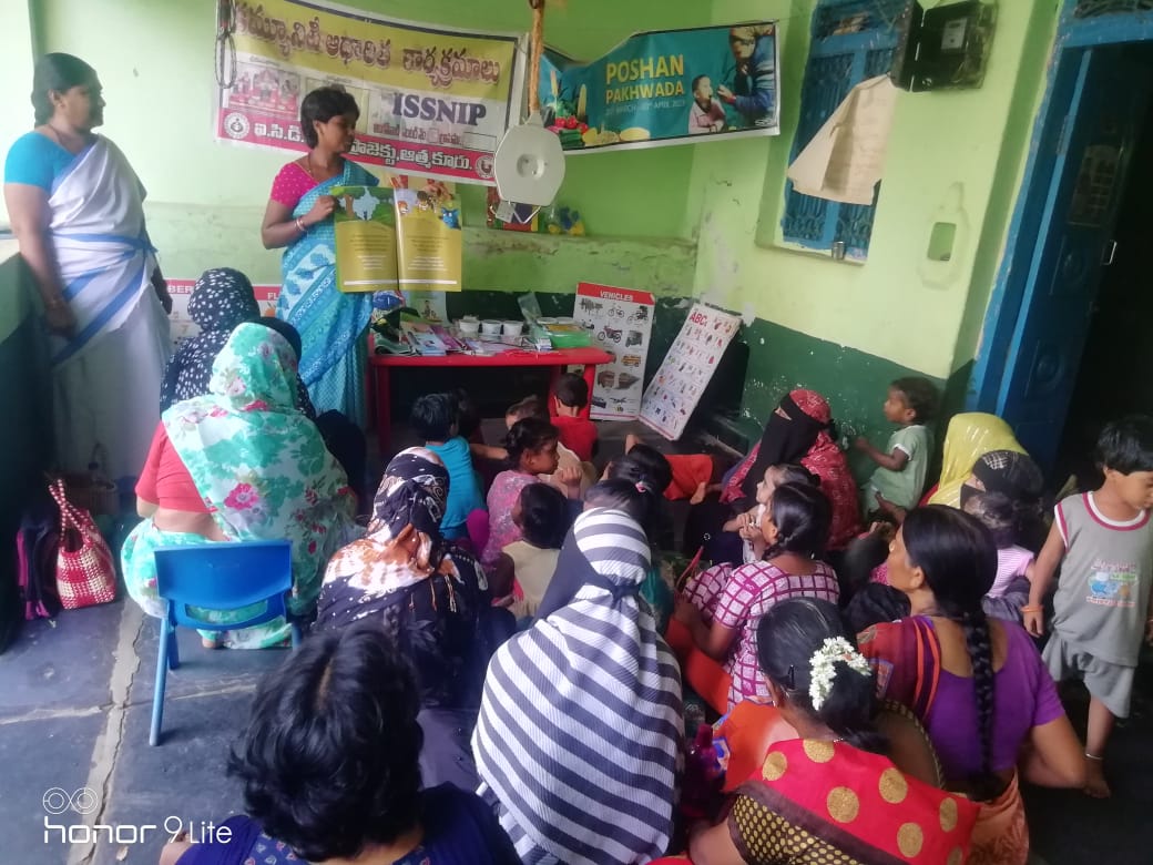 అంగన్వాడి సేవలు వివరిస్తున్న అంగన్వాడి టీచర్‌ మంజుల