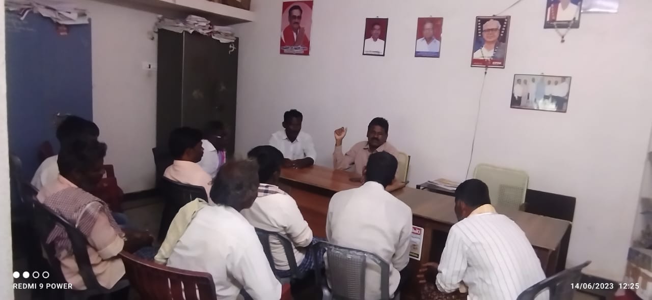 సమావేశంలో మాట్లాడుతున్న సిఐటియు జిల్లా అధ్యక్షుడు  వి యేసు రత్నం