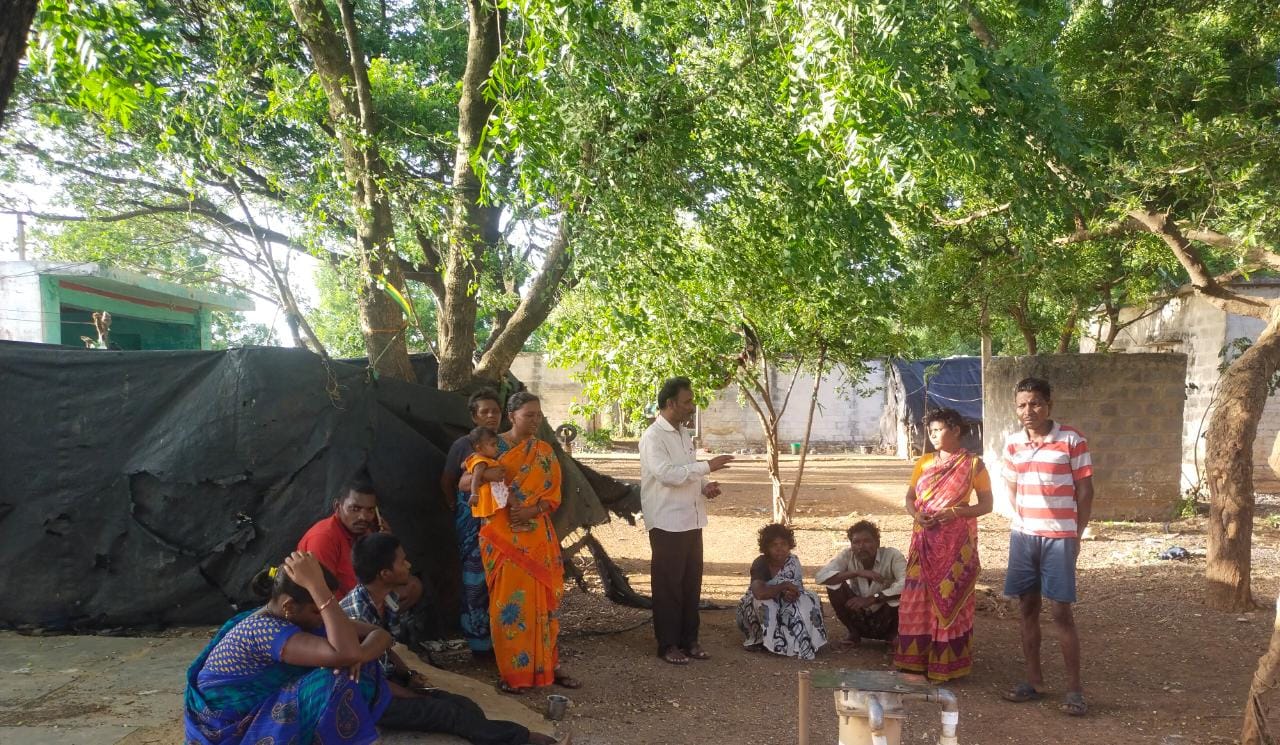 గిరిజన సమస్యలను తెలుసుకుంటున్న జవహర్ నాయక్