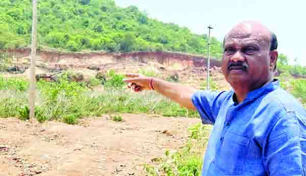 మట్టి, గ్రావెల్‌ తవ్వకాలకు అదుపు ఏదీ?