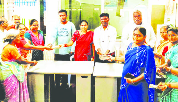 పది మంది లబ్ధిదారులకు రుణం