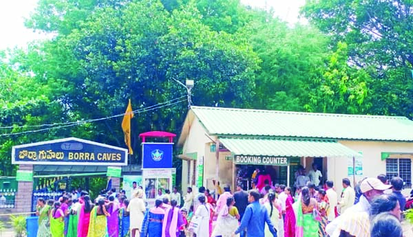 పోటెత్తిన పర్యాటకులు