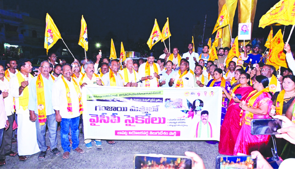 బాపట్లలో కొవ్వొత్తుల ర్యాలీ