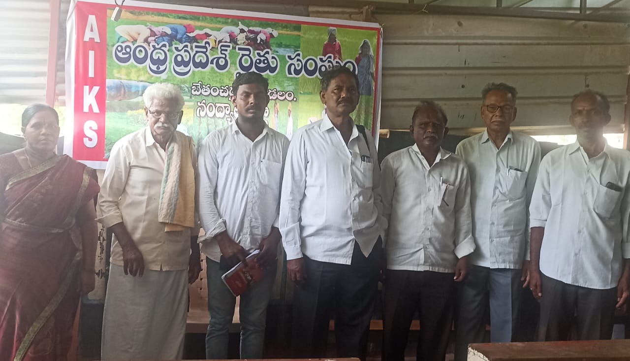 మాట్లాడుతున్న ఎఐకెఎస్‌ నాయకులు