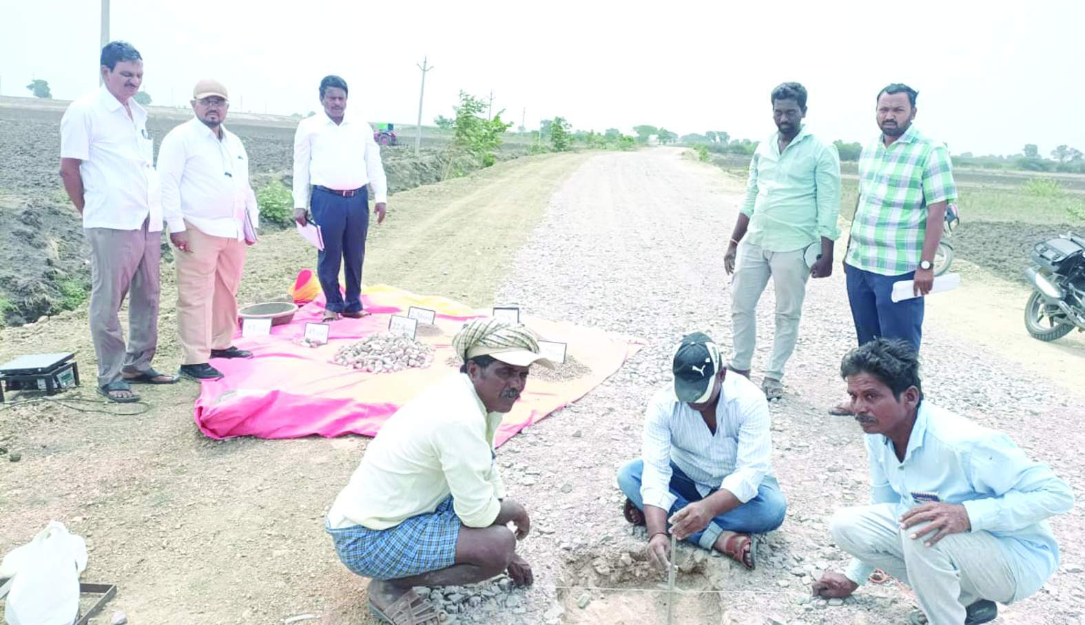 గుమ్మనూరు నుంచి పెంచలపాడు రోడ్డు పనులను పరిశీలిస్తున్న క్వాలిటీ అధికారులు