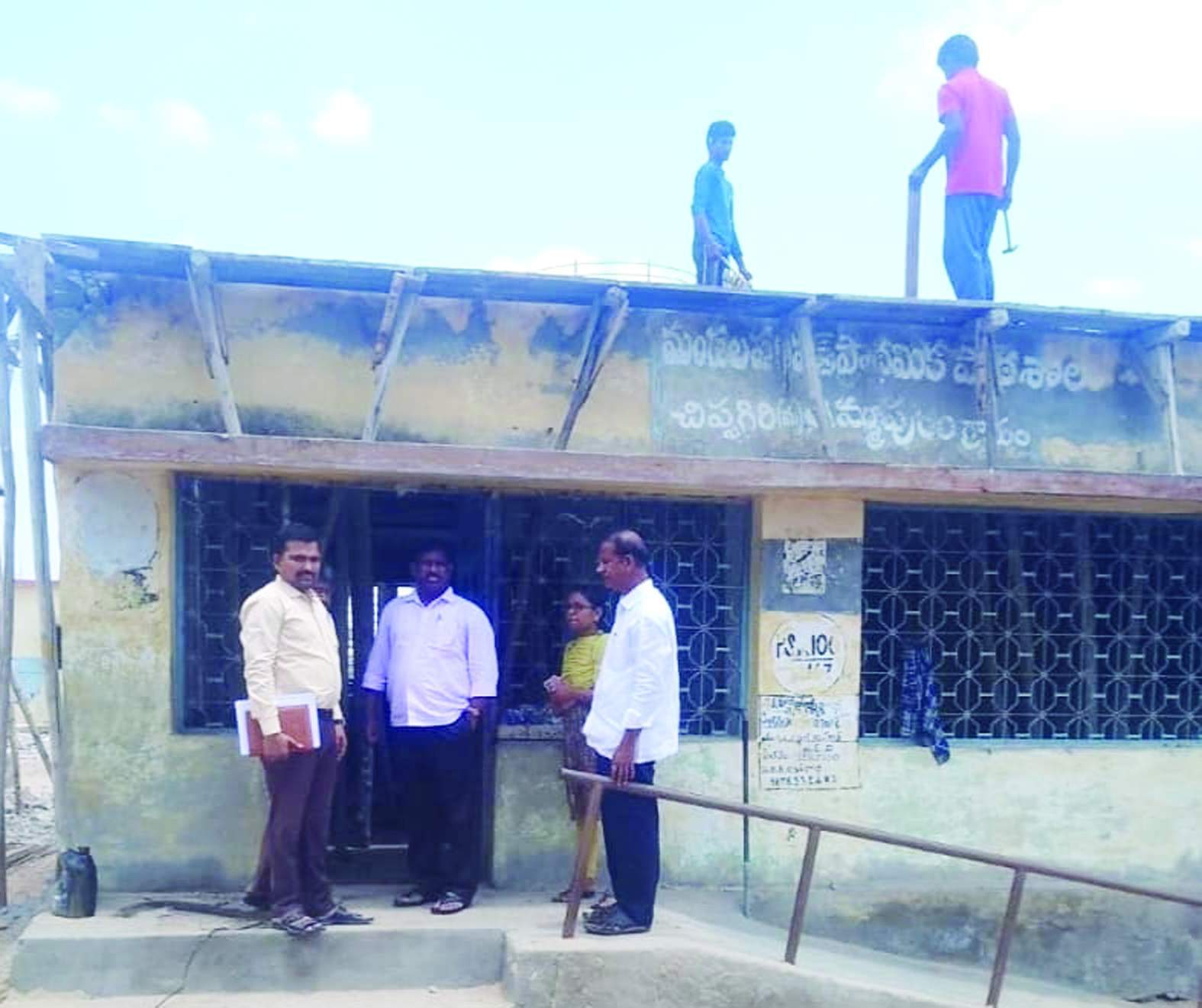 తిమ్మాపురంలో నిర్మాణంలో ఉన్న పాఠశాలను పరిశీలిస్తున్న ఆర్‌డబ్ల్యుఎస్‌ డిఇఇ మల్లికార్జున