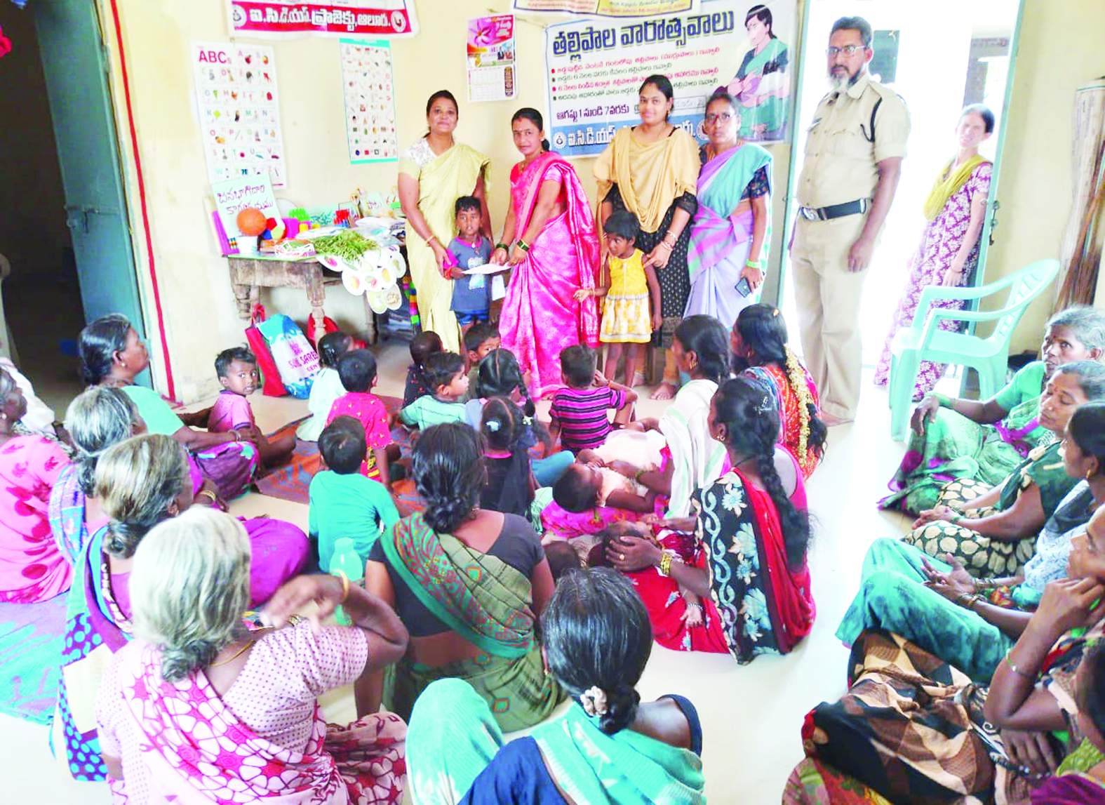 అంగన్వాడీ సర్టిఫికెట్‌ ఇస్తున్న సూపర్‌వైజర్‌ ప్రసూన, సర్పంచి వెంకటలక్ష్మి