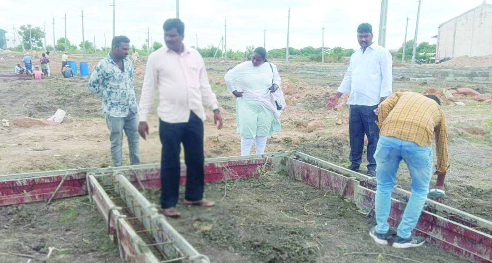 చిప్పగిరి జగనన్న కాలనీలోని గృహాలను పరిశీలిస్తున్న ఎంపిపి జూటూరు హేమలత, సర్పంచి గోవిందరాజులు