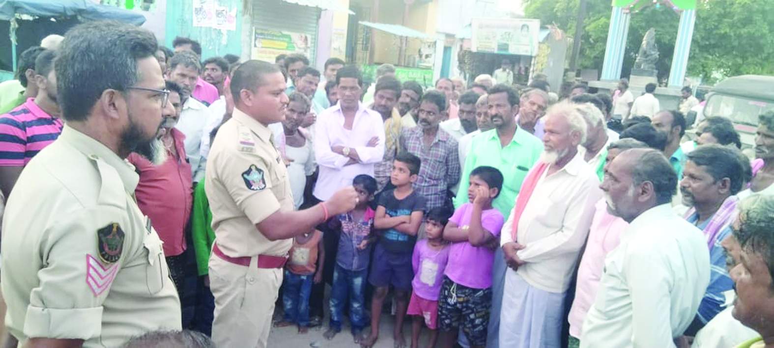 రైతులతో మాట్లాడుతున్న ఎస్‌ఐ మల్లికార్జున