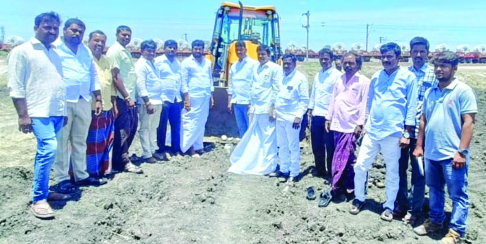 రోడ్డుకు భూమి పూజ చేస్తున్న వైసిపి నాయకులు