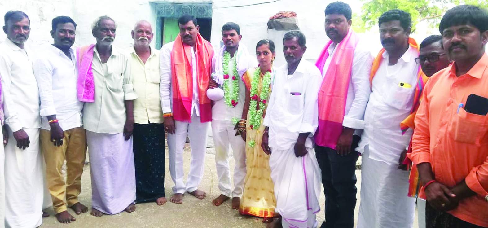 నేమకల్లులో వివాహ వేడుకలో పాల్గొన్న జడ్‌పిటిసి విరుపాక్షి, జూటూరు మారయ్య