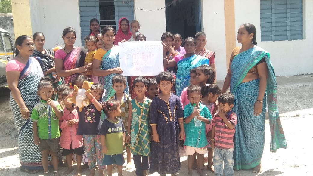 ర్యాలీ నిర్వహిస్తున్న అంగన్వాడీ టీచర్లు