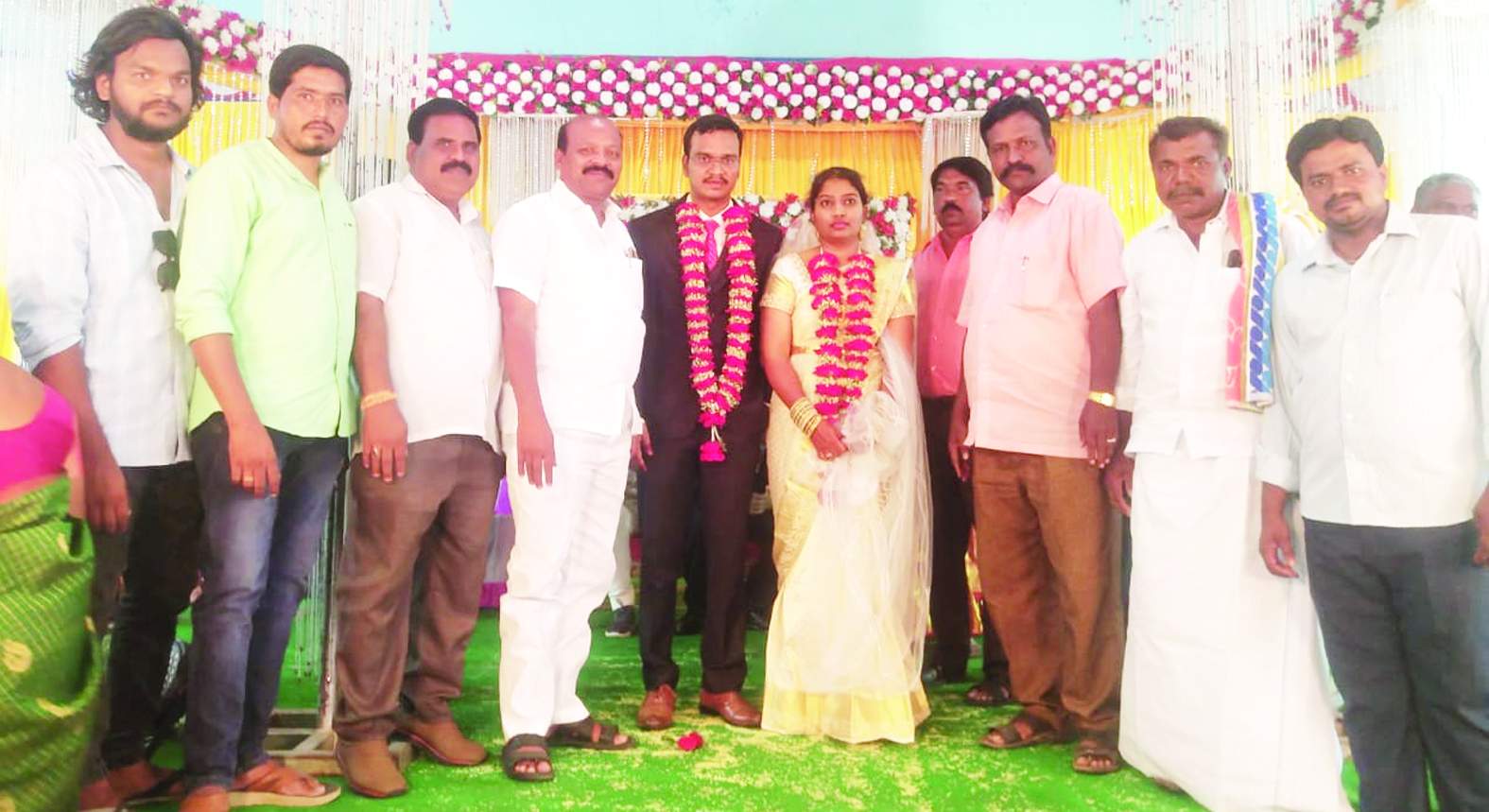 వధూవరులను ఆశీర్వదిస్తున్న చిప్పగిరి లక్ష్మీనారాయణ