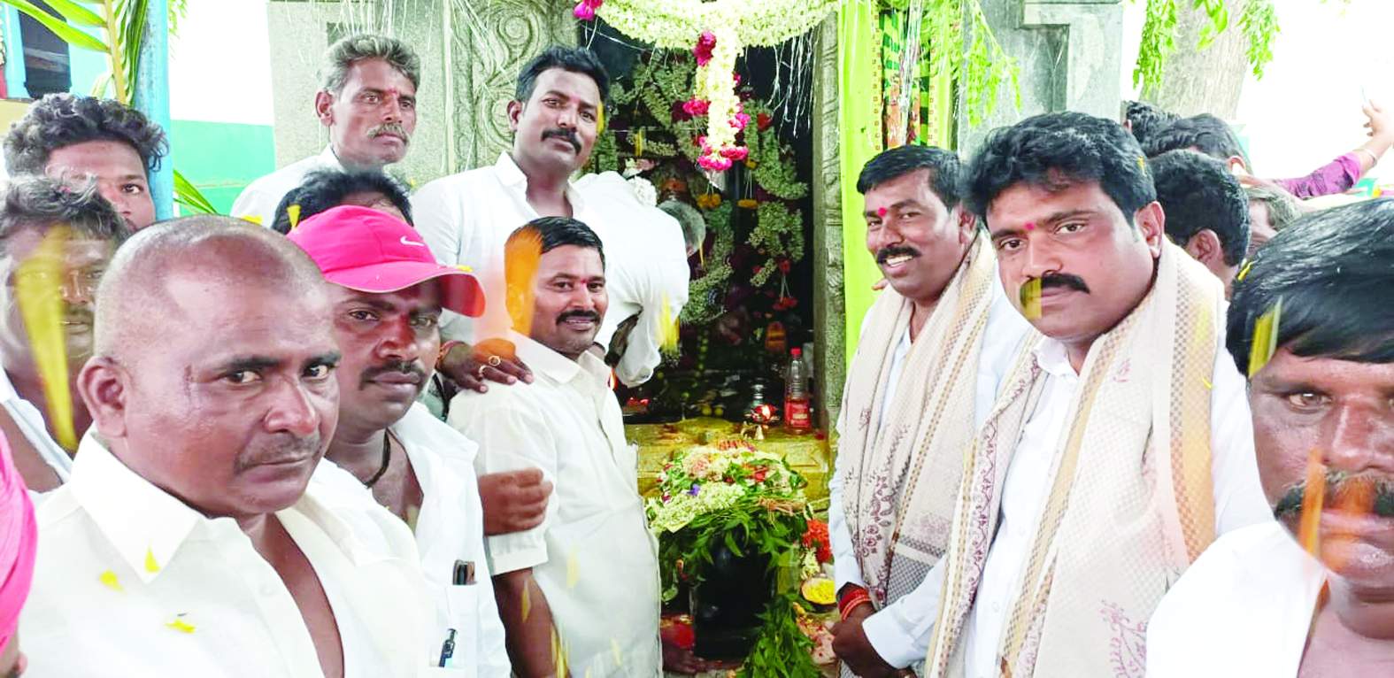 అమ్మవారిని దర్శించుకుంటున్న నాయకులు