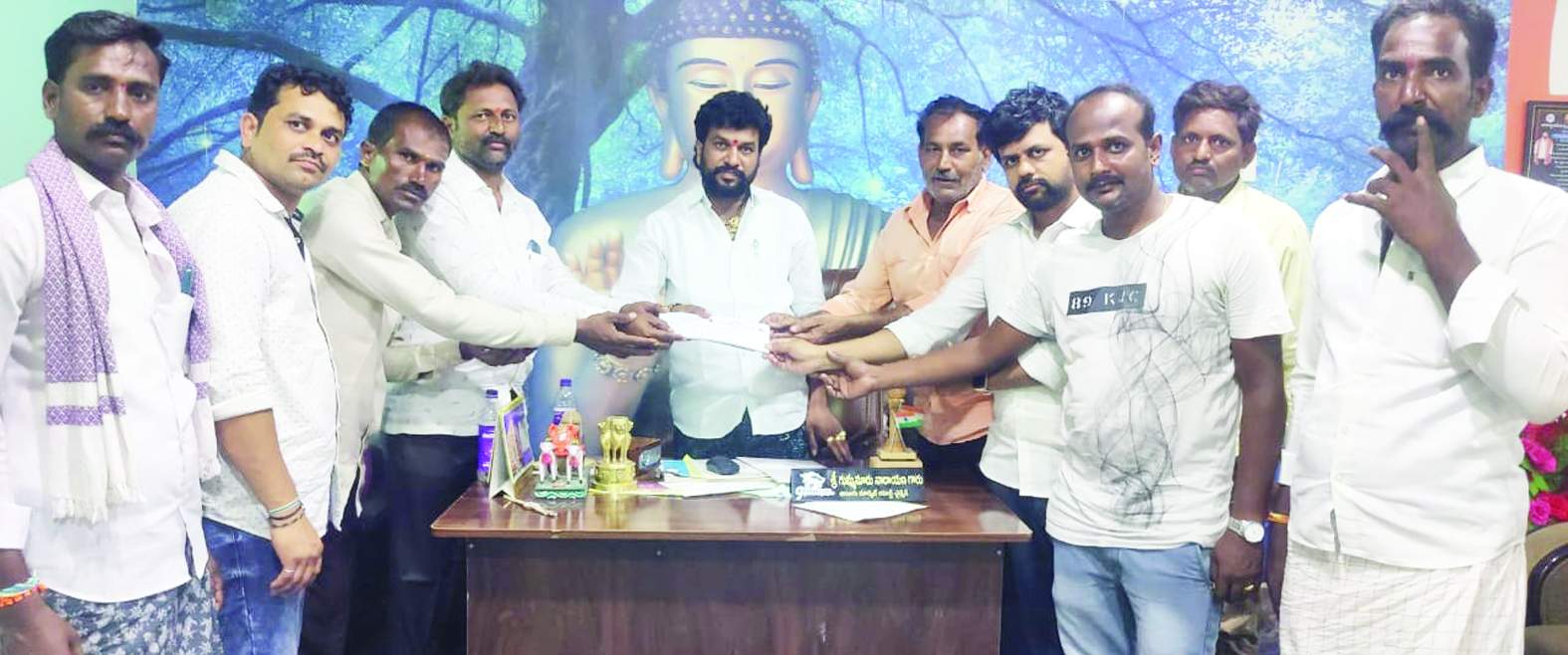 శివాలయ నిర్మాణానికి ఆర్థిక సాయం అందిస్తున్న గుమ్మనూరు నారాయణ