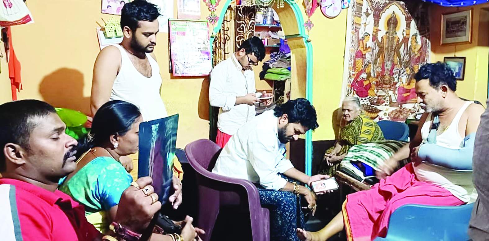 ప్రమాదానికి గురైన మధు స్వామి ఇంటికెళ్లి పరామర్శిస్తున్న గుమ్మనూరు నారాయణ