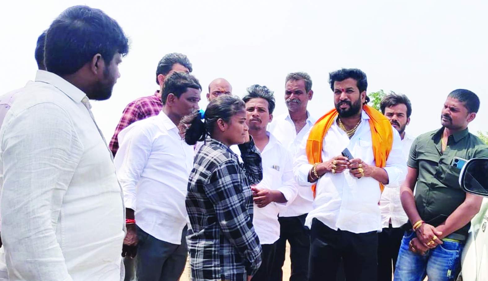 బాధితులతో మాట్లాడుతున్న గుమ్మనూరు నారాయణ