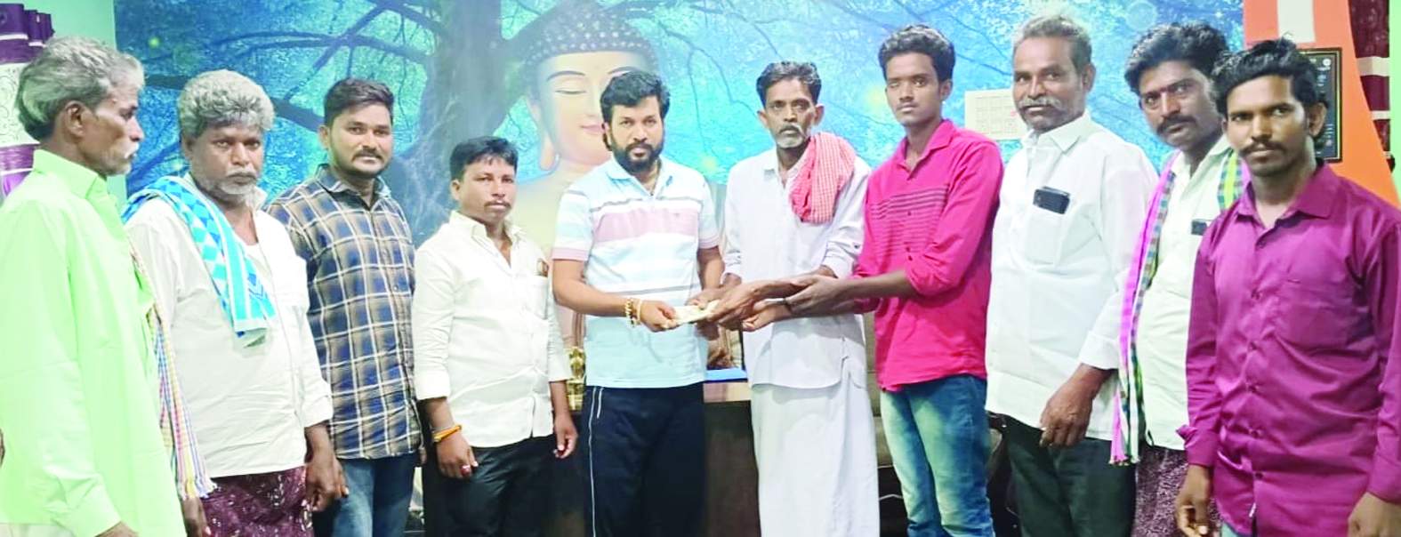 రైతు మేకల కోదండకు ఆర్థికసాయం అందిస్తున్న గుమ్మనూరు నారాయణ