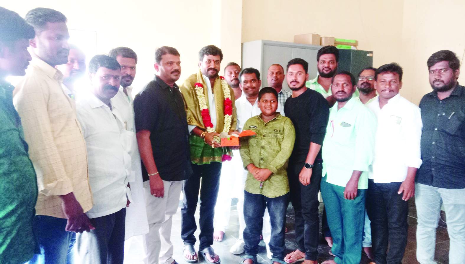 నారాయణను సన్మానిస్తున్న అధికారులు