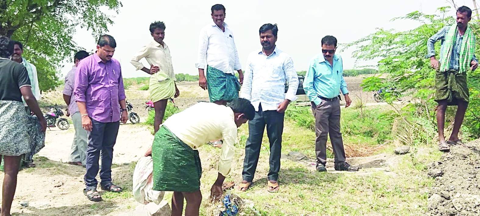 కాలువపై పర్యటించి రైతులతో మాట్లాడుతున్న అధికారులు