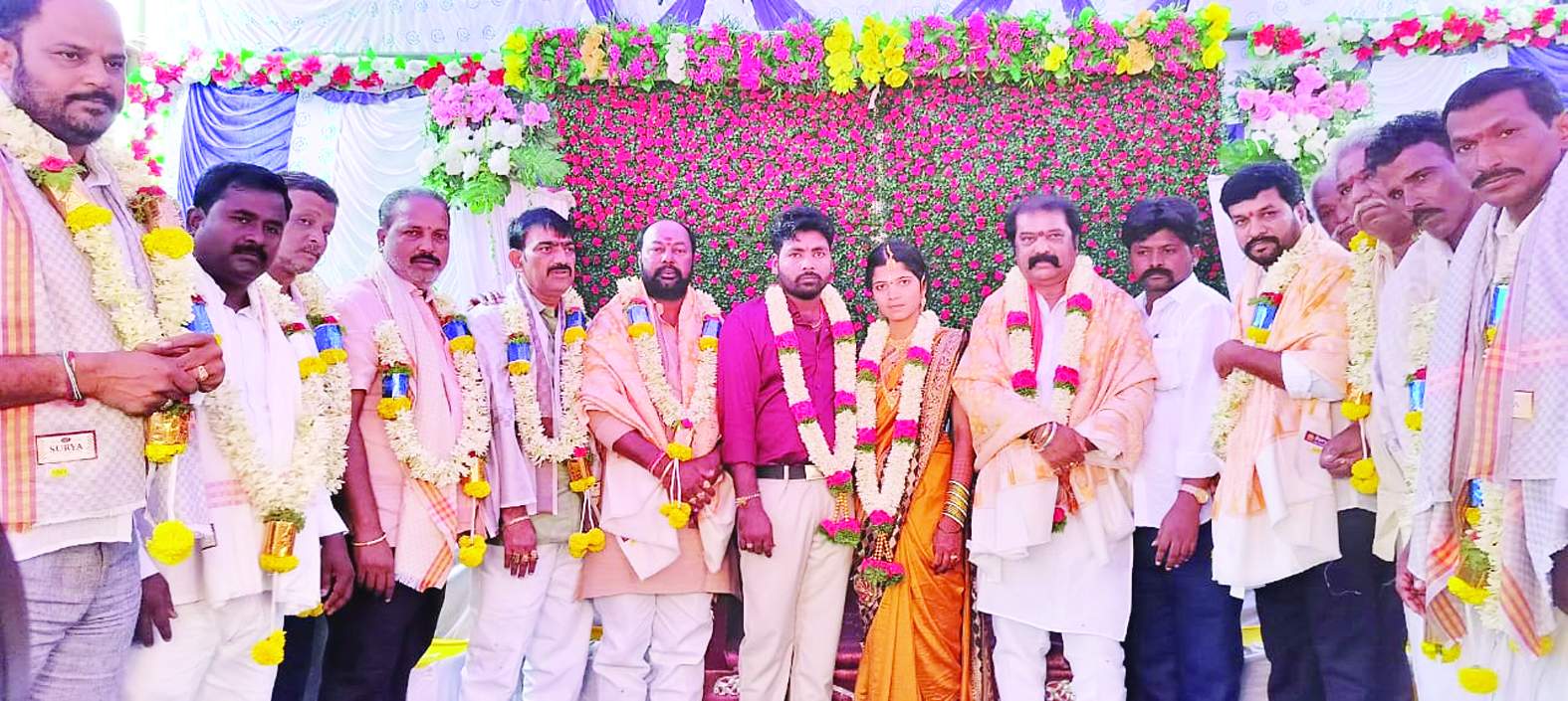 వధూవరులను ఆశీర్వదిస్తున్న మంత్రి జయరామ్‌, సోదరులు