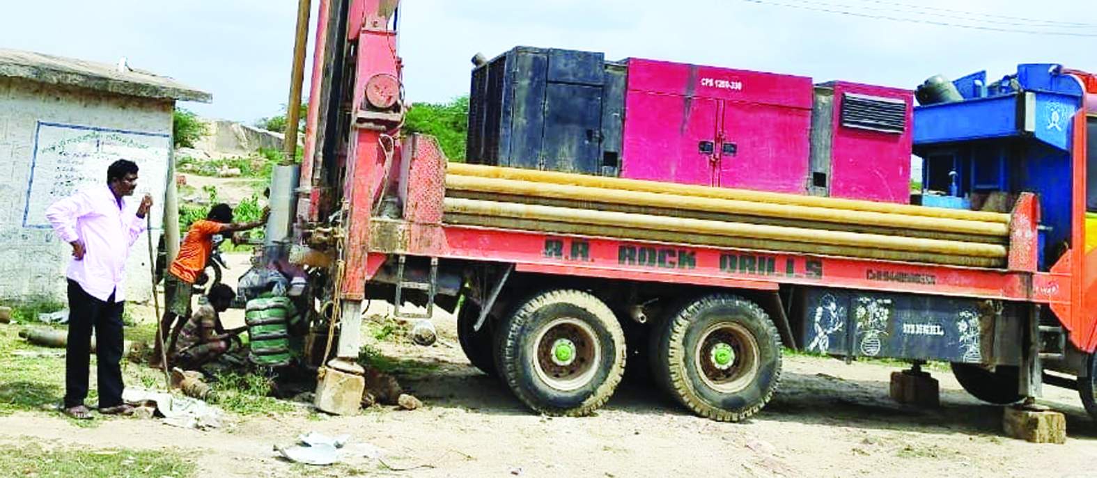 రెండు బోర్లు చెడిపోవడంతో మరమ్మతులు చేయిస్తున్న సర్పంచి