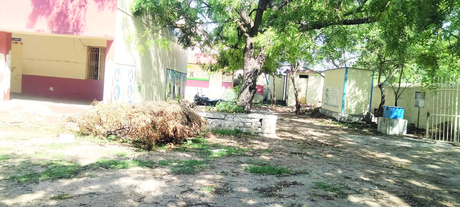 అపరిశుభ్రంగా ఉన్న నేమకల్లు జిల్లా పరిషత్‌ ఉన్నత పాఠశాల