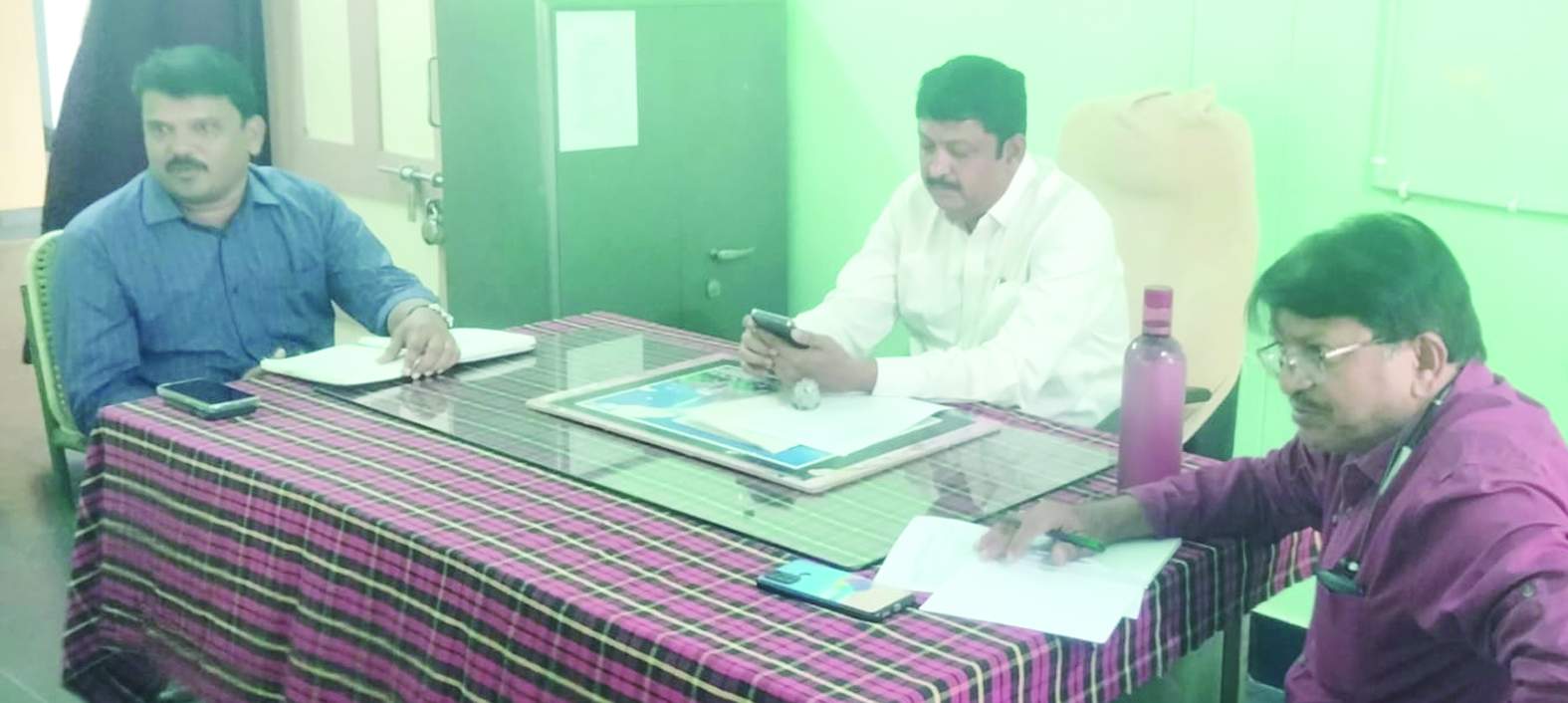 మండల అధికారులతో సమావేశం నిర్వహిస్తున్న వేణుగోపాల్‌