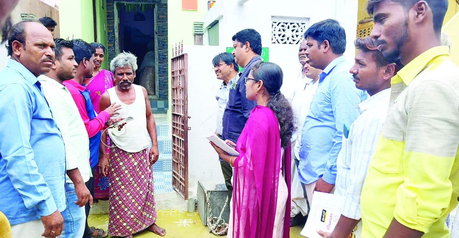 రామదుర్గం, నగరడోనాలో 'జగనన్న సురక్ష'లో పాల్గొన్న అధికారులు