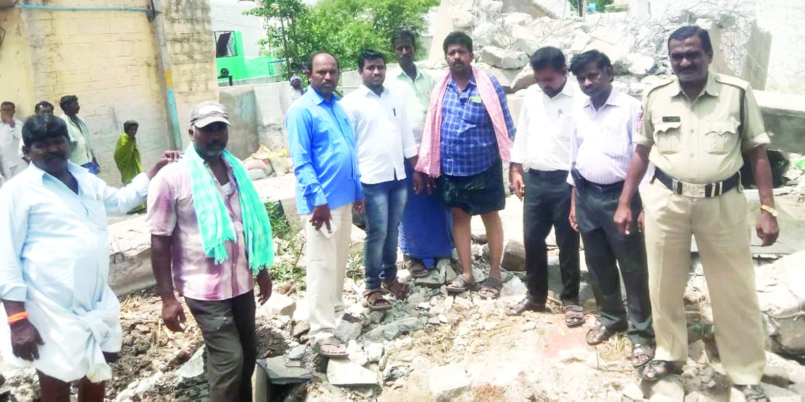 రామదుర్గంలో వాటర్‌ ట్యాంకును జెసిబి ద్వారా కూల్చివేస్తున్న అధికారులు