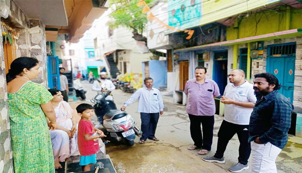 Commissioner-who-conducted-a-surprise-inspection-of-sanitation-works