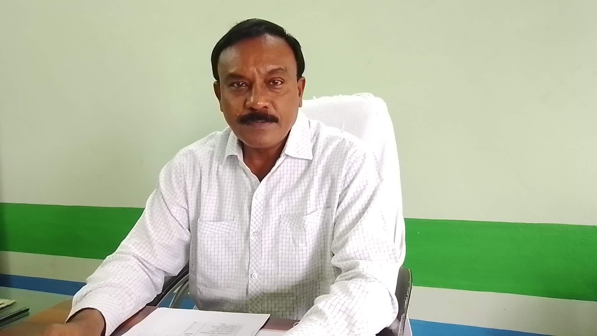 మీడియాతో మాట్లాడుతున్న జిల్లా వ్యవసాయ అధికారి మోహన్‌ రావు