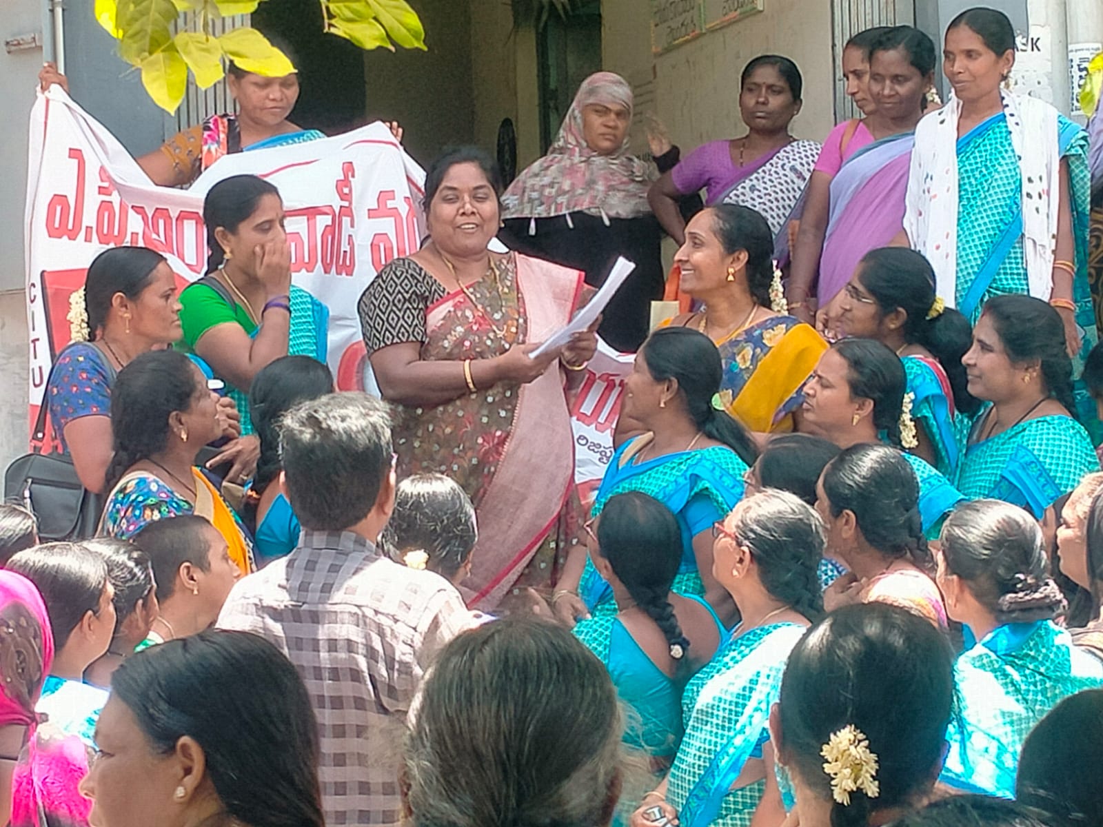 ఐసిడిఎస్‌ కార్యాలయం వద్ద ధర్నా చేస్తున్న నాయకులు, అంగన్వాడీలు