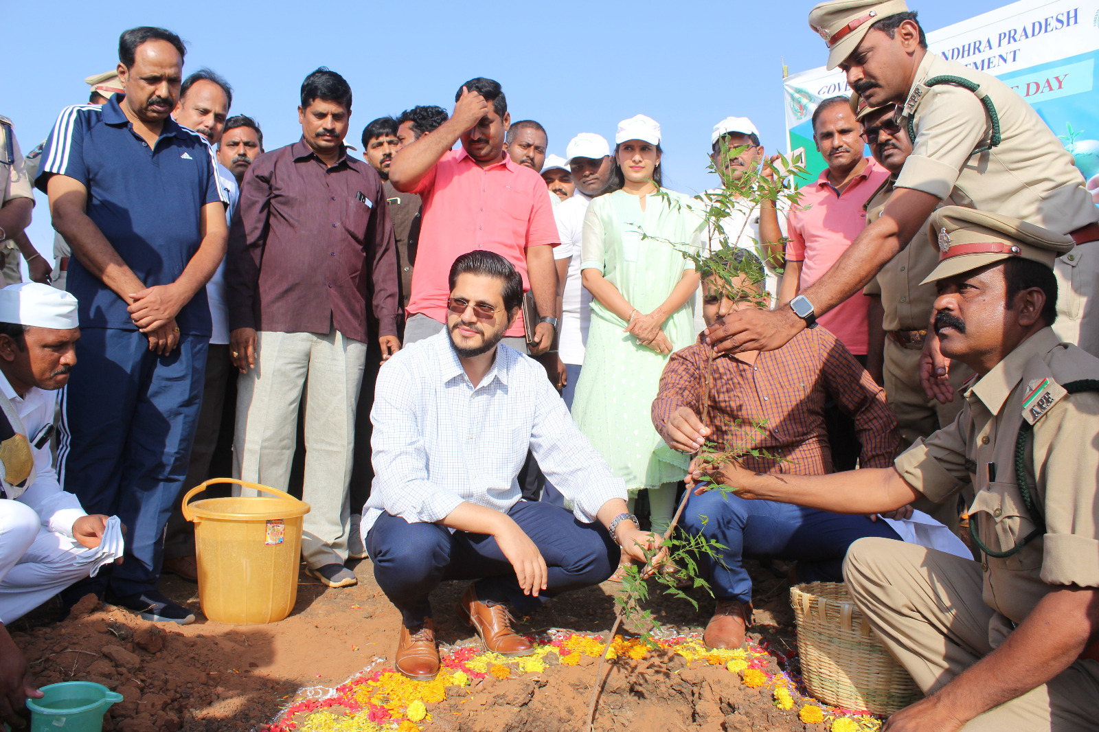 మొక్కలు నాటుతున్న జిల్లా కలెక్టర్‌, ఎస్పీ తదితరులు