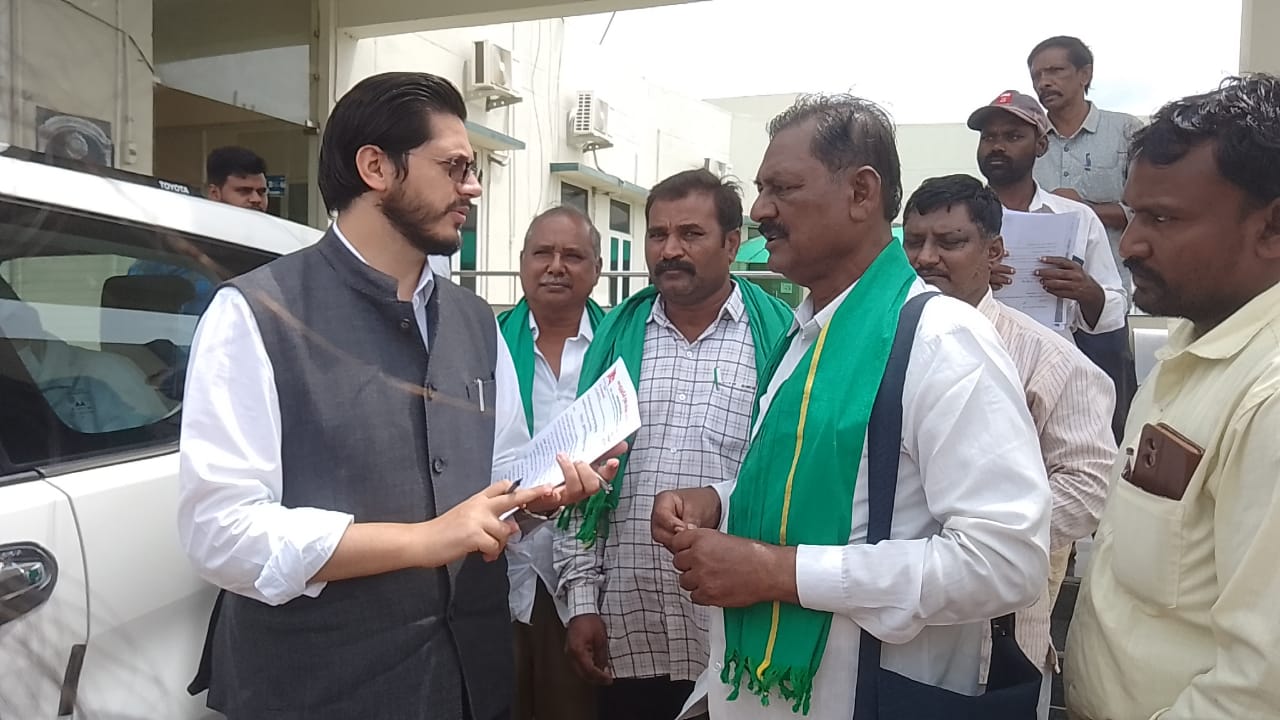 జిల్లా కలెక్టర్‌తో మాట్లాడుతున్న రైతు సంఘం నేత ఏ.రాజశేఖర్‌