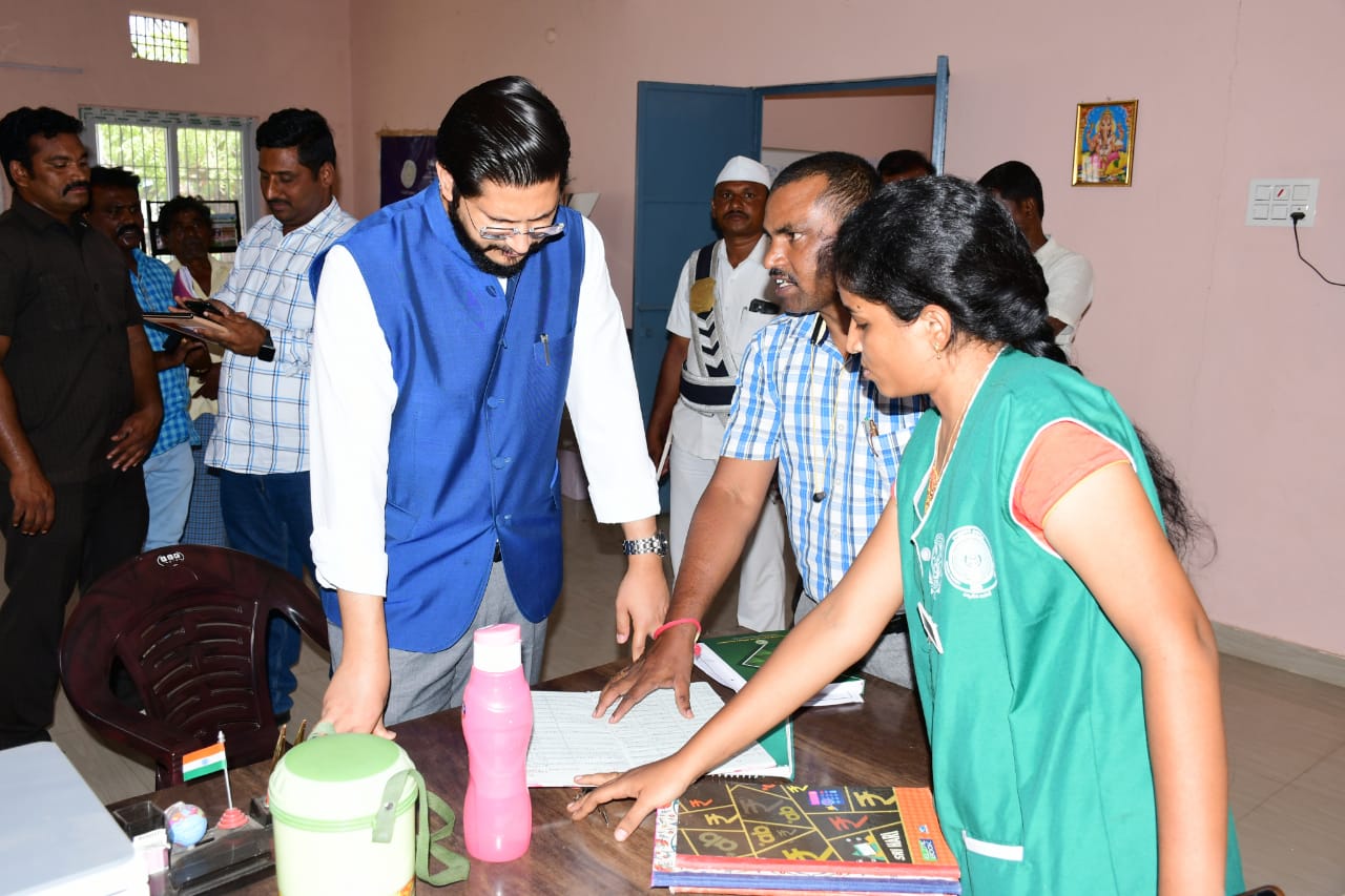 రైతు భరోసా కేంద్రంలో రికార్డులు పరిశీలిస్తున్న జిల్లా కలెక్టర్‌