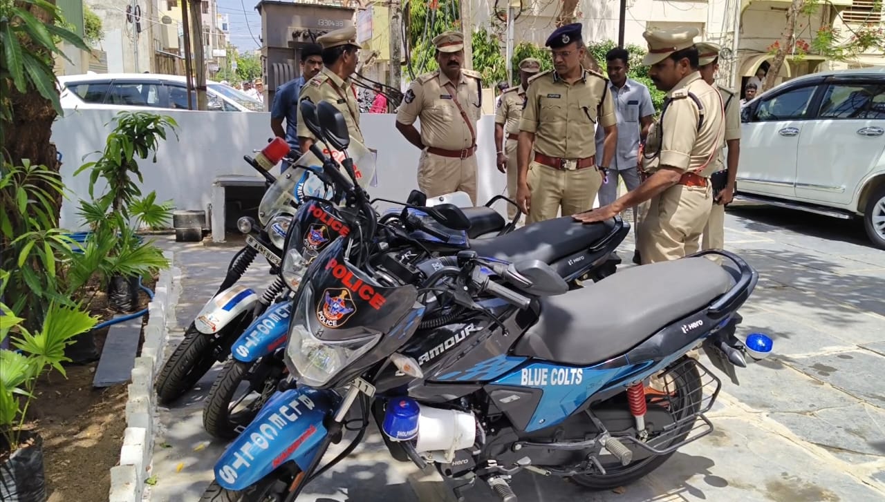 బ్లూ కోర్స్‌ ద్విచక్ర వాహనాలను పరిశీలిస్తున్న డిఐజి