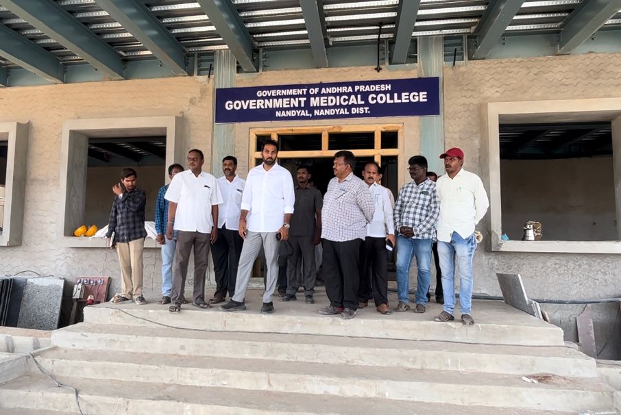 మెడికల్‌ కళాశాల పనులను పరిశీలిస్తున్న ఎమ్మెల్యే