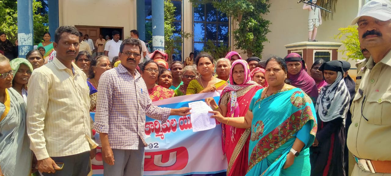 ధర్నా అనంతరం డిఈఓకు వినతి పత్రం సమర్పిస్తున్న నాయకులు